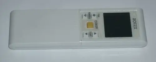 Fernbedienung von Daikin in Weiß mit Tasten für Temperaturregelung, Ventilator, Power und Ein/Aus-Funktion, LCD-Display, einfache Bedienoberfläche.